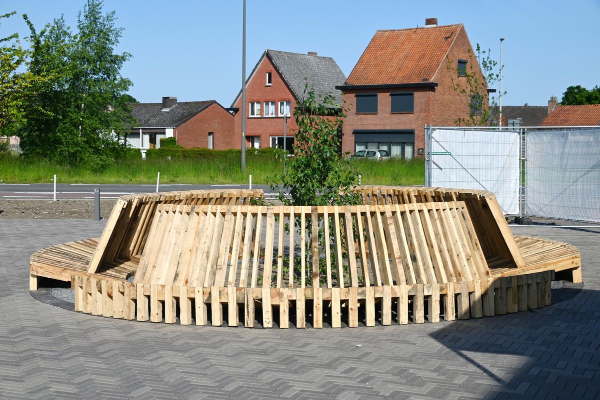 Inhuldiging kunst- en zitelement de Biehal