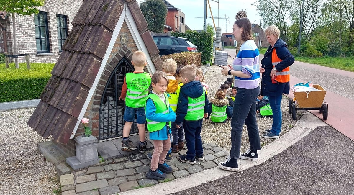 Kleuters 'Speling' op bezoek bij kapelletje