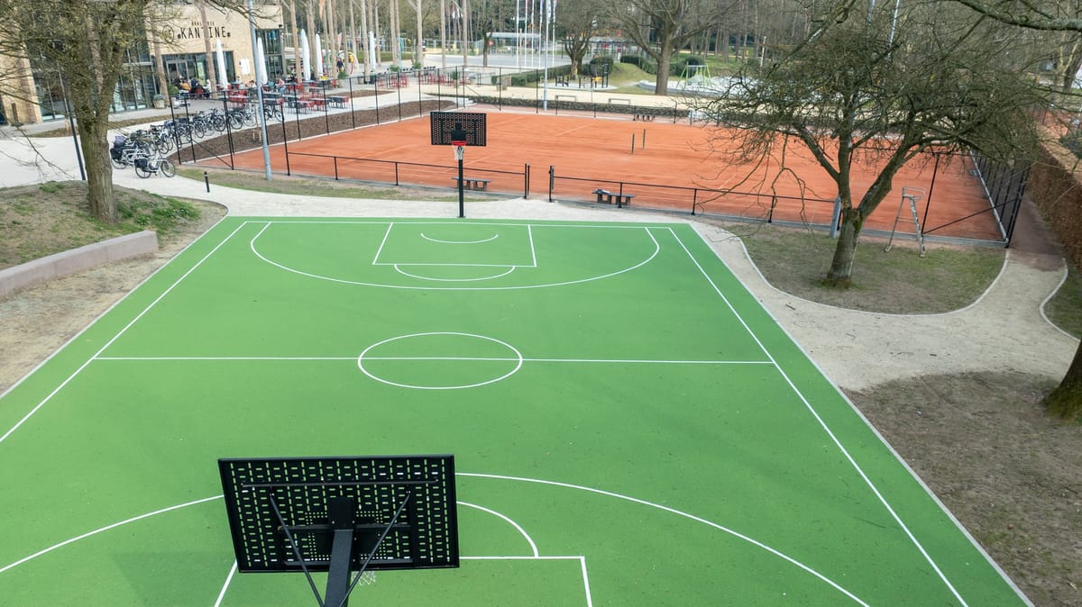 Het basketbalveldje aan speeltuin Dol-fijn is klaar! đ