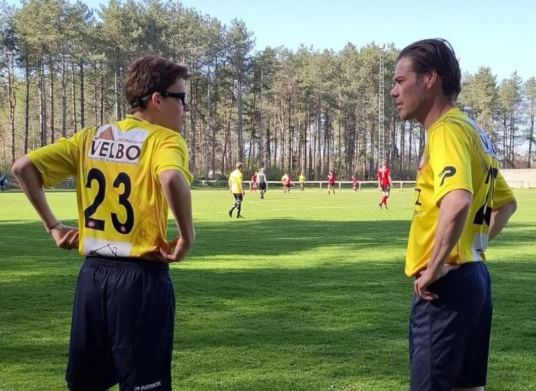 Vader & zoon De Kuster samen op het veld bij Grenstrappers Kolonie