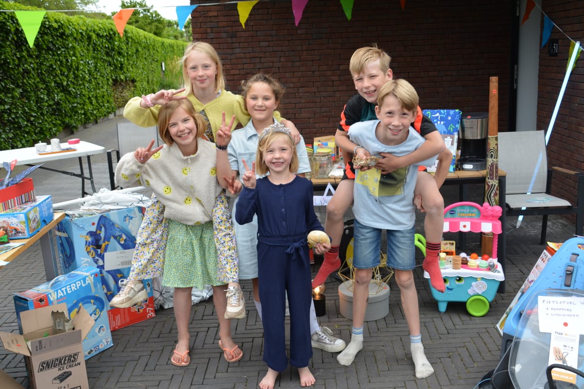 Garageverkoop onder stralend zonnetje