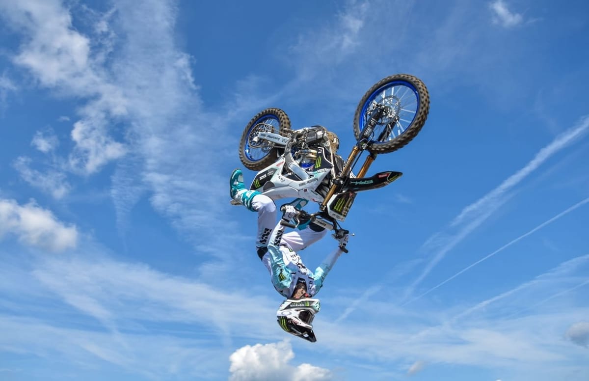 Spectaculaire beelden van 'Monster' Stuntteam