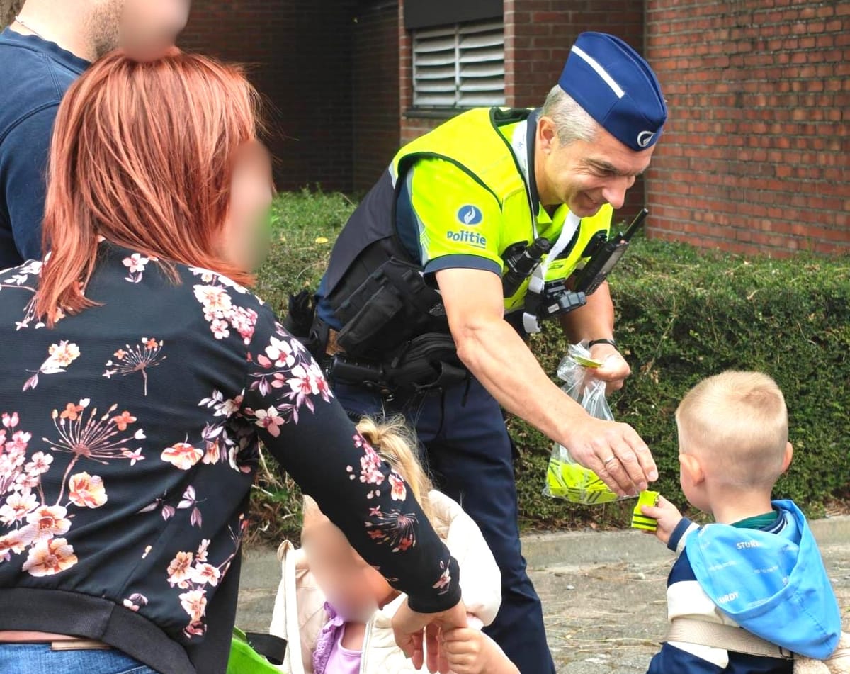 Politie deelt sleutelhangers uit in vorm van fluohesje