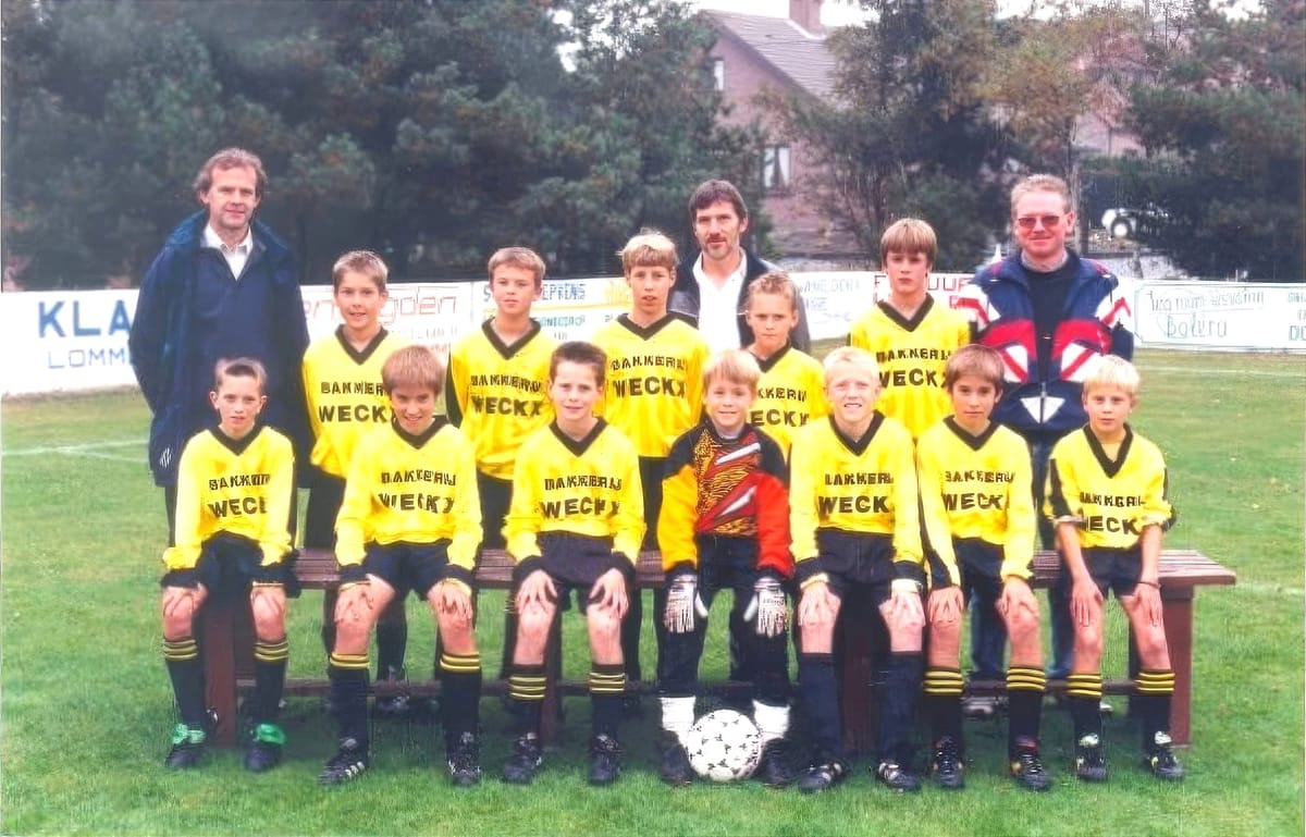 Voetbalschoenen aan de haak voor Roy Willems  tijdens Barrierse derby