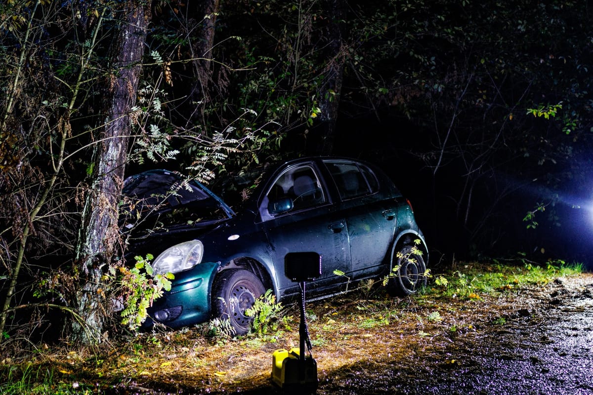 Wagen tegen boom op toeristische weg