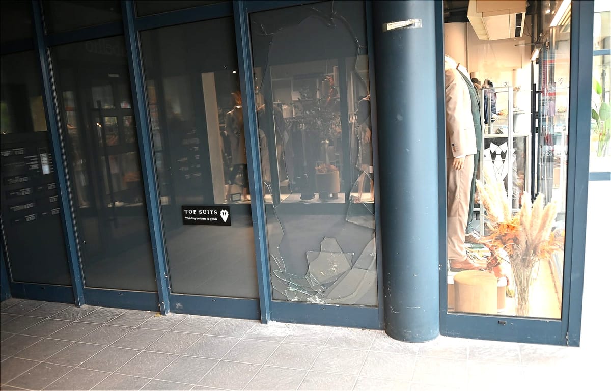 Weer venster gesneuveld in Kerkstraat