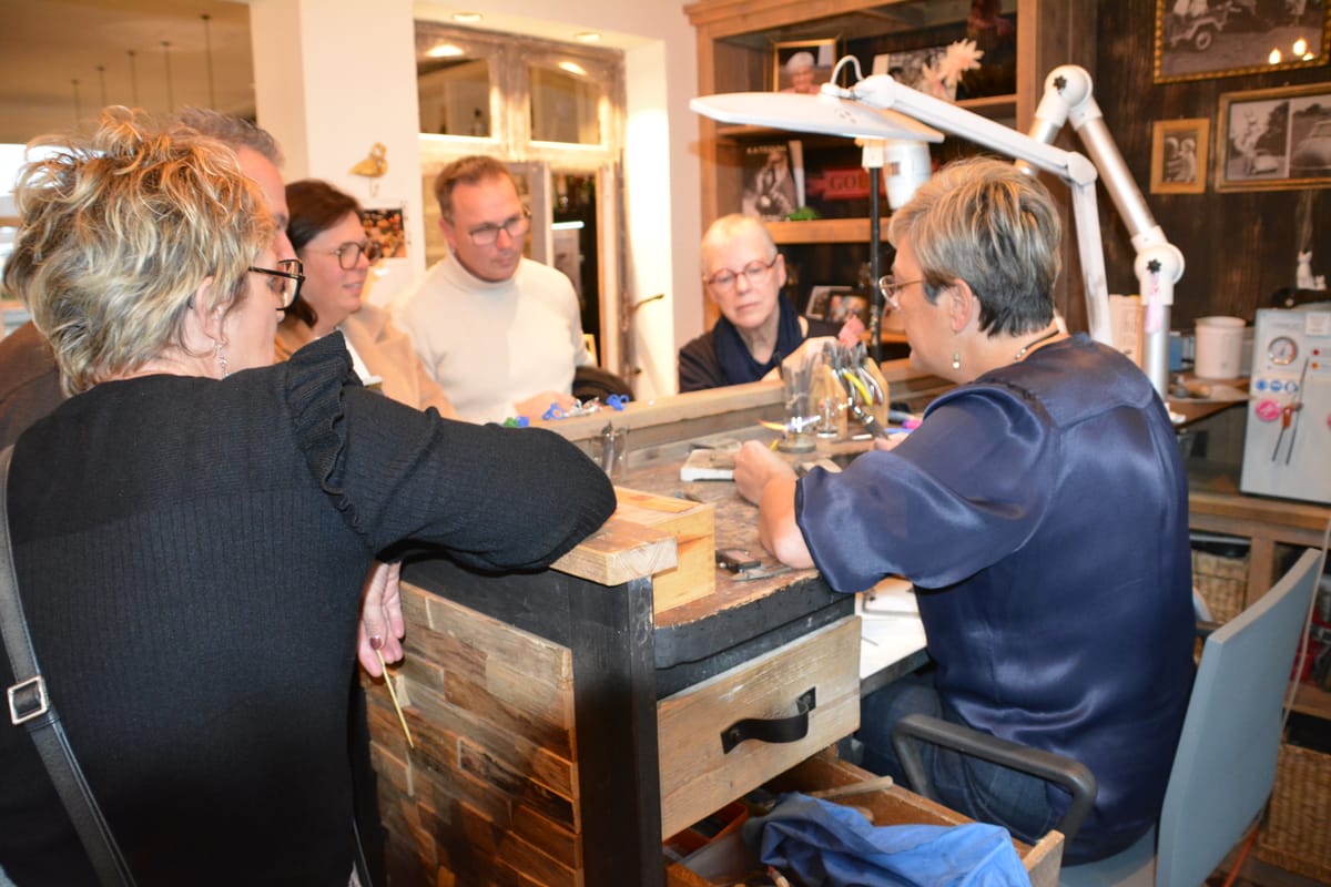 Goudsmid Sohl aan het werk tijdens 'Dag van de Ambachten'