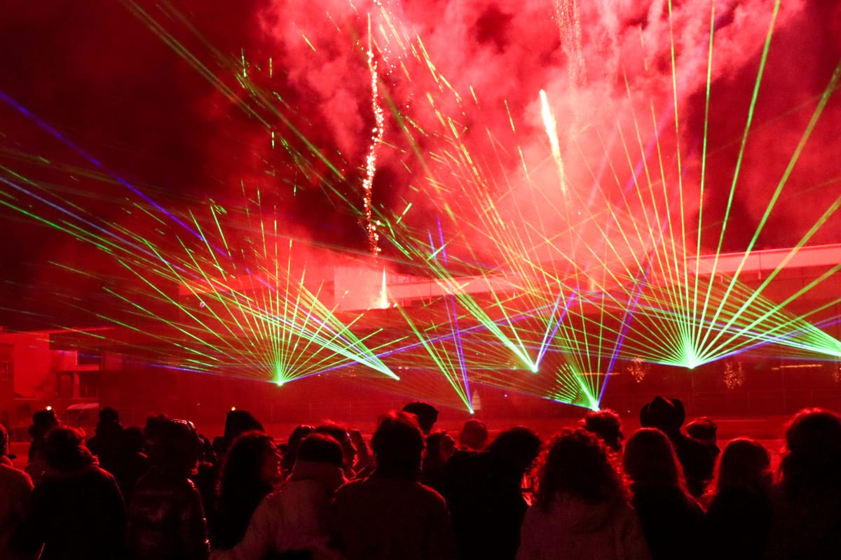 Overgang naar 2026 met spetterend vuurwerk én lasershow