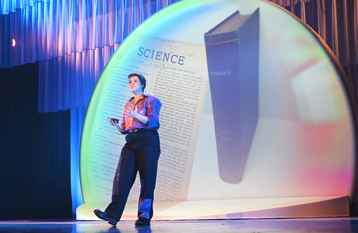 Volle zaal voor de wetenschap en humor van Hetty Helsmoortel