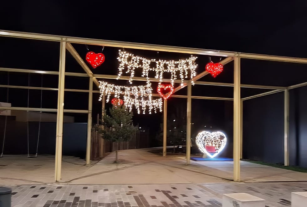 Valentijnversiering aangebracht