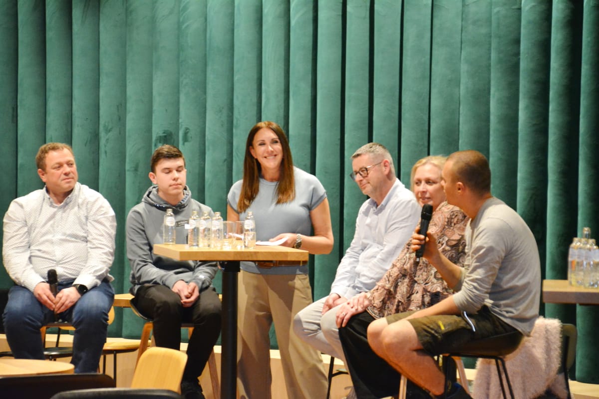 Bedrijfsevent met bedrijven en scholen