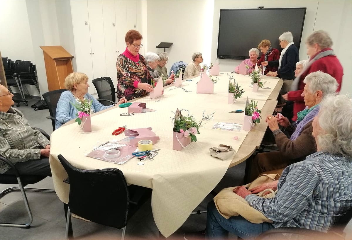 Crea-groep van Samana centrum maakte prachtige lenteboeketten