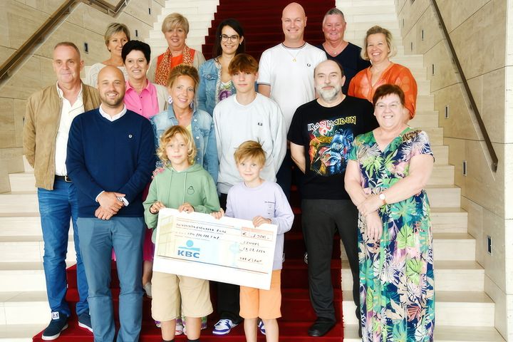 'Vur d'Leut' schenkt 1.300 euro aan goed doel