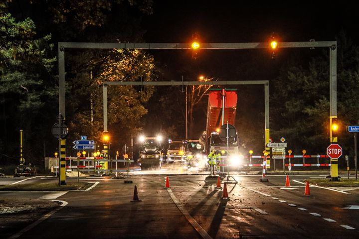 Nachtelijke asfaltwerken op kruispunt Ringlaan en Napoleonweg succesvol afgerond