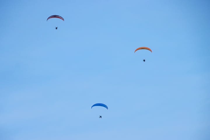 Paragliders boven onze stad