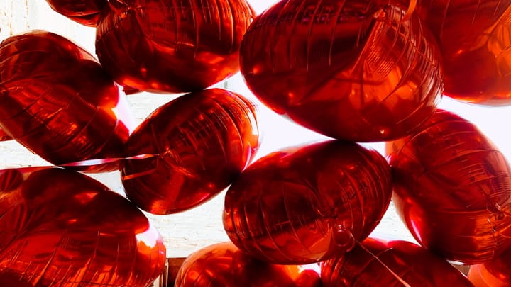 Een hart van rode ballonnen