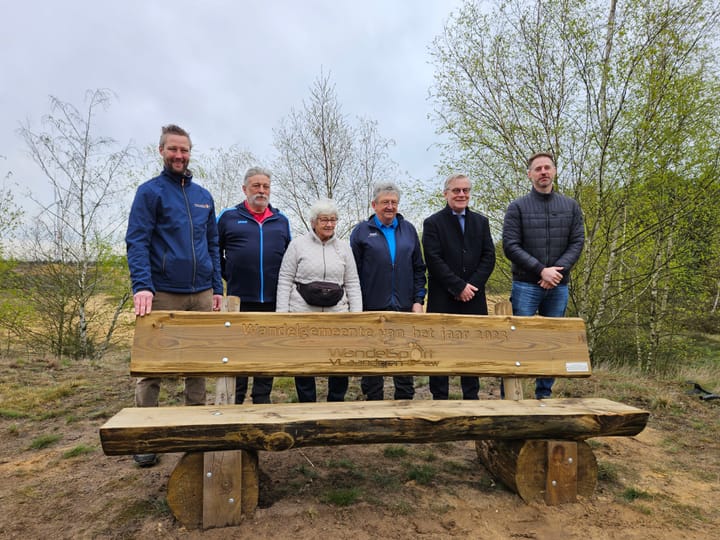 Unieke rustbank voor 'Wandelgemeente van het Jaar'