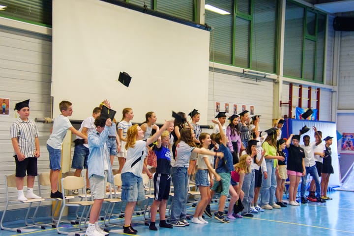 Twee keer pensioen en afscheid leerlingen zesde studiejaar bij De Speling