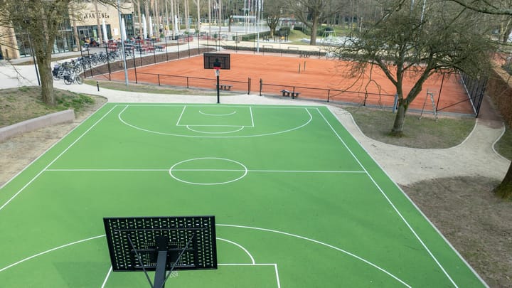Het basketbalveldje aan speeltuin Dol-fijn is klaar! 🏀