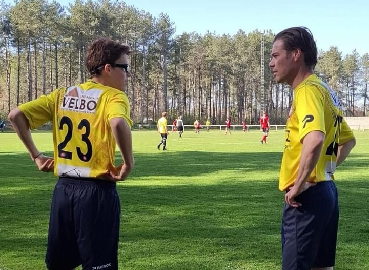Vader & zoon De Kuster samen op het veld bij Grenstrappers Kolonie