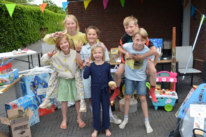 Garageverkoop onder stralend zonnetje