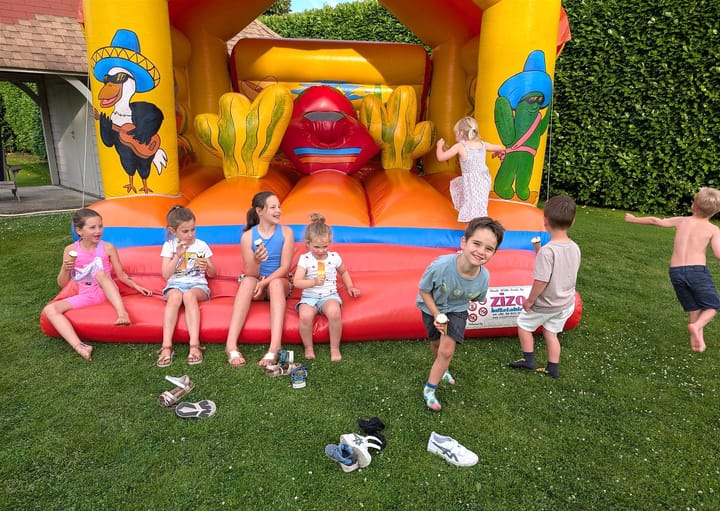 Geslaagde buurtbarbecue in Koningstraat brengt buren samen