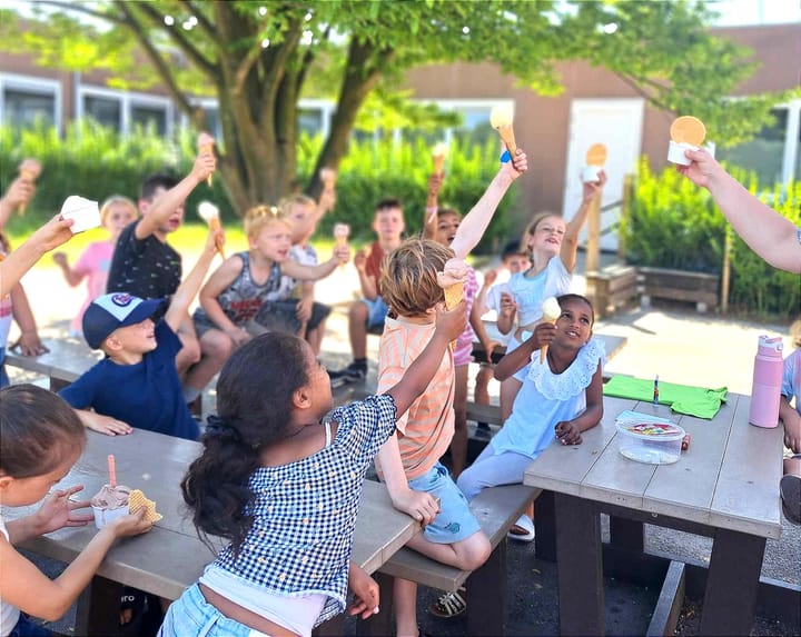 Laatste schooldag bij Lommel-West met véél ijsjes...