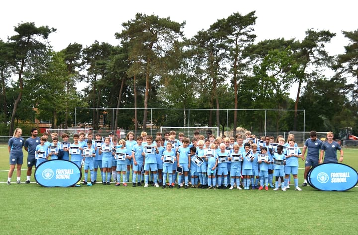 Voetbalkamp Manchester City lokt weer vele jonge voetballertjes