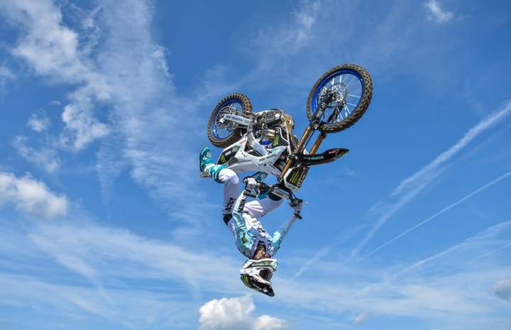 Spectaculaire beelden van 'Monster' Stuntteam