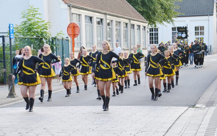 Kermis ingezet met kinderrommelmarkt, dartstoertooi én Harmonie