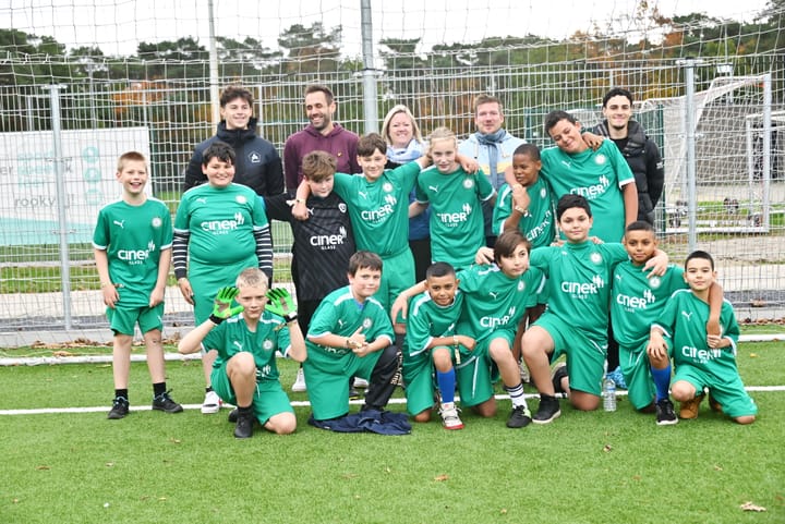 Leerlingen buitengewoon onderwijs profvoetballer voor één dag