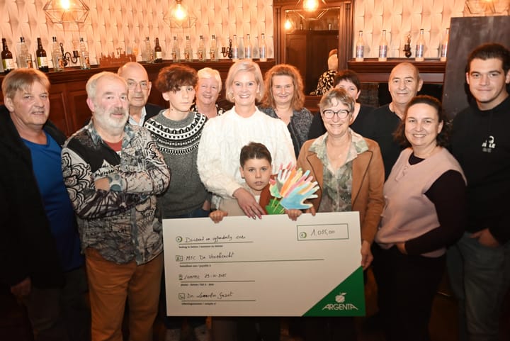 Mooie cheque voor MFC De Veerkracht
