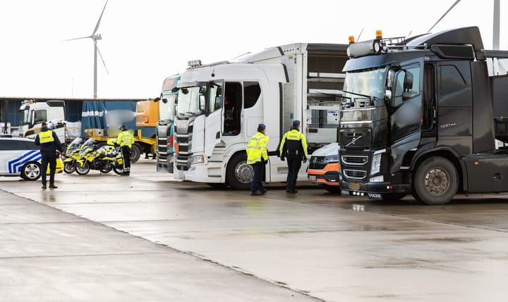 𝐂𝐨𝐧𝐭𝐫𝐨𝐥𝐞𝐚𝐜𝐭𝐢𝐞 𝐙𝐰𝐚𝐚𝐫 𝐕𝐞𝐫𝐯𝐨𝐞𝐫