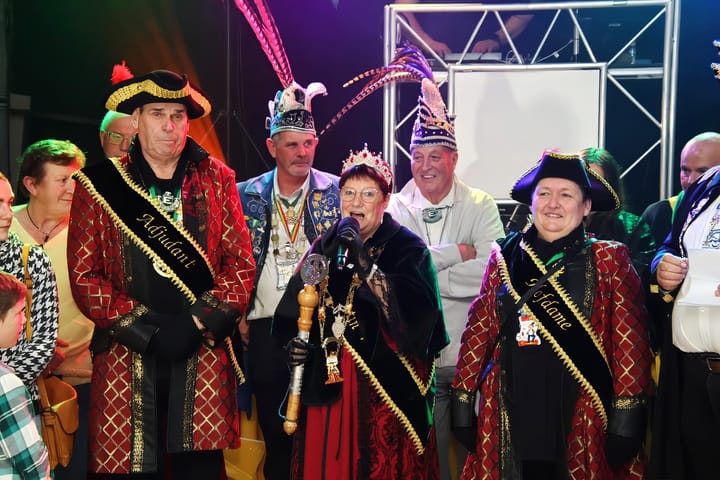 Overdrachtsbal vrij verrassend: Vorstin Viv blijft aan de macht