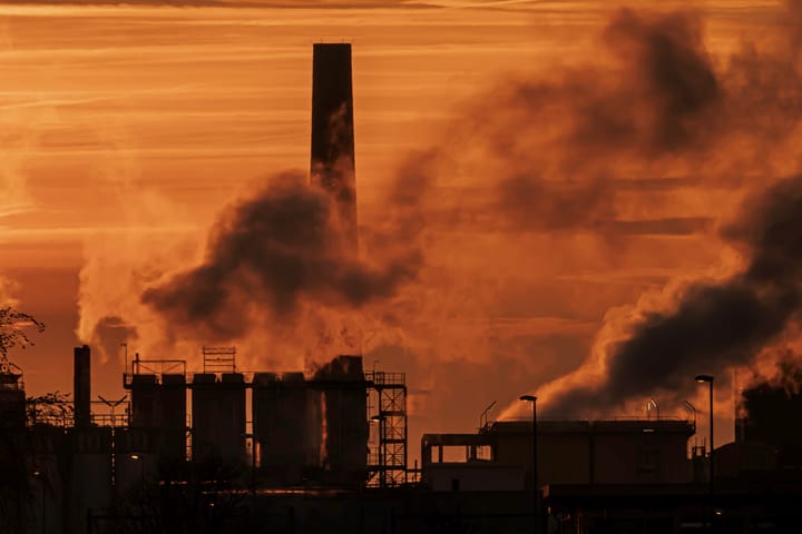 Zonsondergang op het industrieterrein