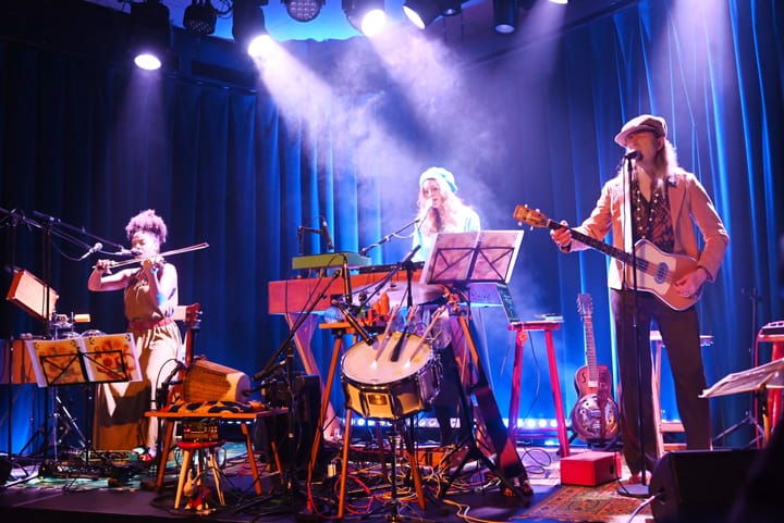 Stef Kamil Carlens schittert bij Bar Dada