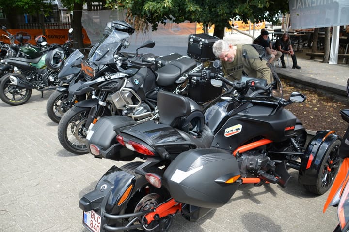 Cheque van 2.500 euro van HDC voor Vincentius