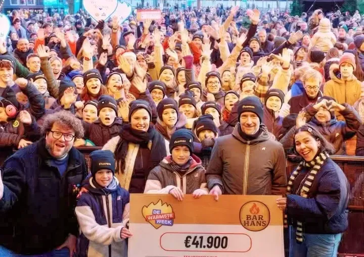 Opbrengst van 'Bar Hans' en Eetfestijn afgeleverd op 'Warmste Week' in Genk