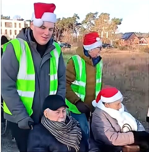 Bewoners De Bekelaar naar kerststal RAAK