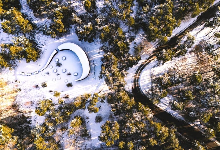 Sneeuw met de drone en sneeuwpret in de Sahara