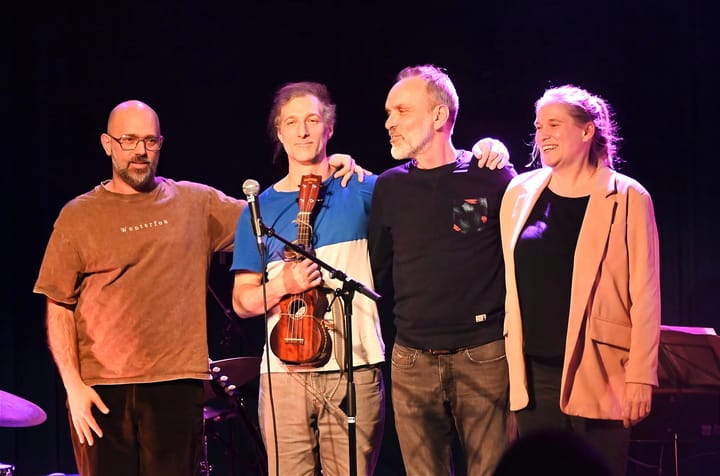 Isbells op Bar Dada podium