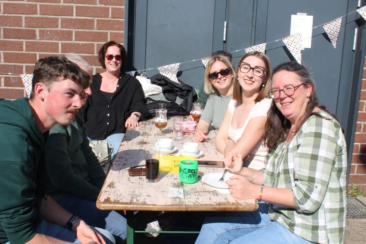 Gezellig met koffie en gebak bij het AKABE café vanmiddag