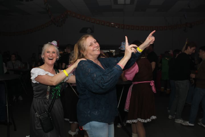Uit de bol gaan bij Raak Kattenbos op hun Après Ski