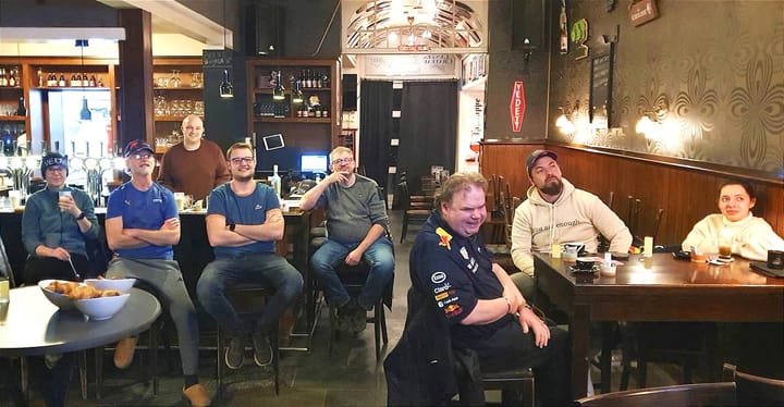 Klanten bij Trefhuysch zien Russell F1 in Melbourne winnen met koffiekoeken!