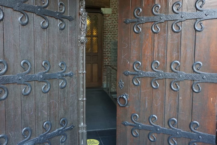 Vandalisme in de Sint-Pietersbandenkerk