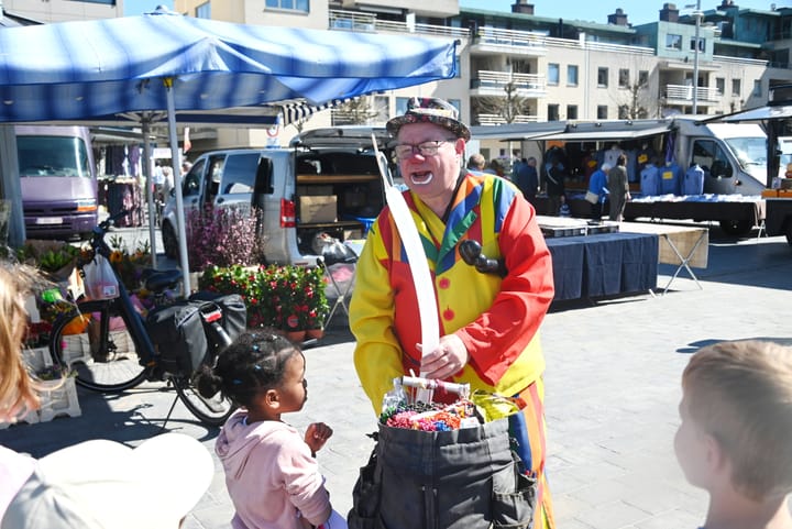 Ballonnen plooiende clown op de markt